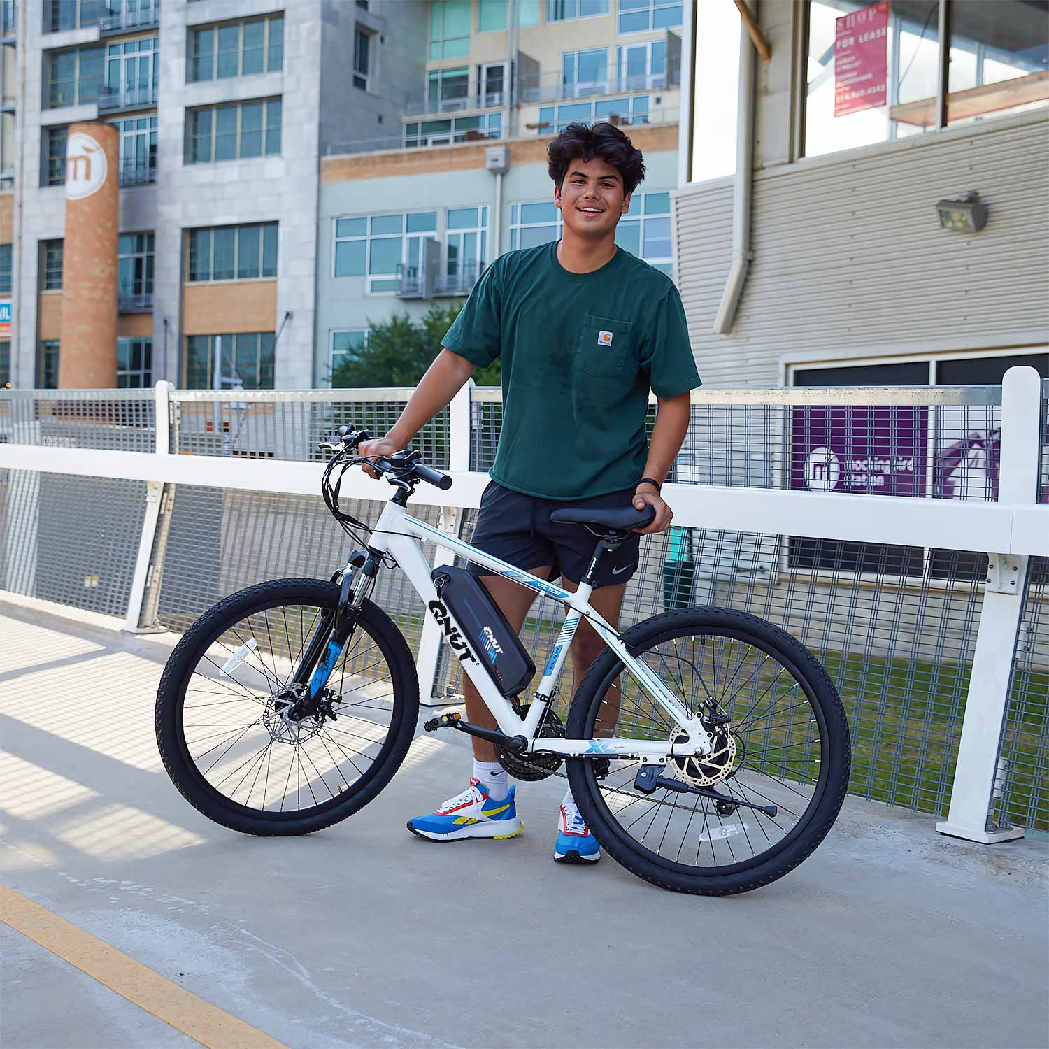 QNUT Victor Electric Mountain Bike in White Lifestyle 01 